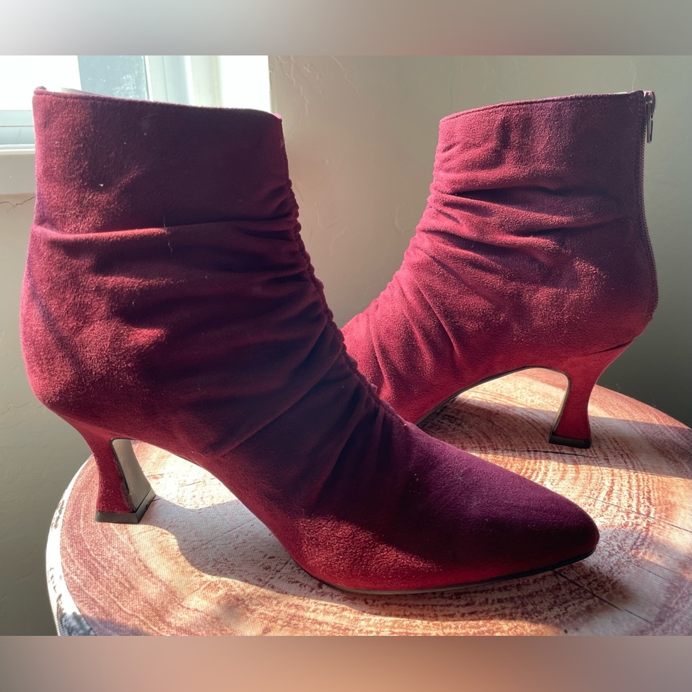 NEW - Avenue Brand - Size 8 Wide-fit Scarlet Ankle Boot in Wine. EU 39.